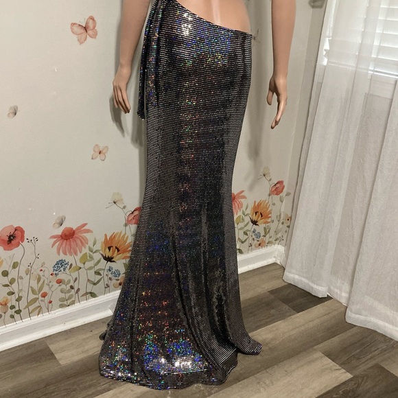 Holographic Cut-Out Maxi Dress - Picture 10 of 16